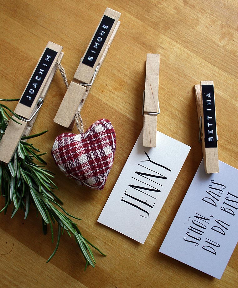 DIY Hochzeitskarten: Platzkarten Hochzeit mit Holzklammern