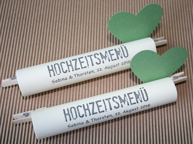 Menükarte Hochzeit gerollt mit Holzklammern