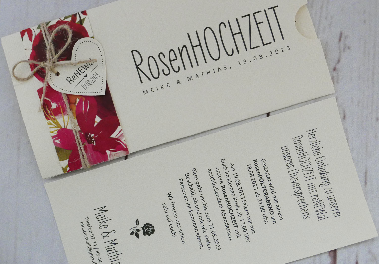 Rosenhochzeit Einladungskarte mit Blumenbanderole und Herzanhänger
